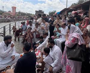ਸਾਬਕਾ ਕੈਬਨਿਟ ਮੰਤਰੀ ਚੂਨੀ ਲਾਲ ਭਗਤ ਦੀਆਂ ਅਸਥੀਆਂ ਗੰਗਾ ’ਚ ਜਲ ਪ੍ਰਵਾਹ