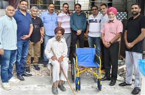 ਰੋਟਰੀ ਕਲੱਬ ਮੋਗਾ ਰਾਇਲ ਨੇ ਵ੍ਹੀਲ ਚੇਅਰ ਭੇਟ ਕੀਤੀ