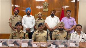 Gurdaspur News : ਸਰਹੱਦ ਪਾਰੋਂ ਚੱਲ ਰਹੇ ਹਥਿਆਰ ਤਸਕਰੀ ਮਾਡਿਊਲ ਦਾ ਪਰਦਾਫਾਸ਼, ਗੈਂਗਸਟਰ ਭੂਰੀ ਸਮੇਤ ਪੰਜ ਗ੍ਰਿਫ਼ਤਾਰ; ਵੱਡੀ ਮਾਤਰਾ ’ਚ ਹਥਿਆਰ ਬਰਾਮਦ