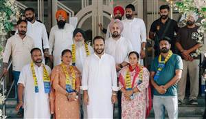 ਚੋਣਾਂ ਤੋਂ ਪਹਿਲਾਂ ਕਾਂਗਰਸ ਖੇਮੇ 'ਚ ਖਲਬਲੀ, ਪਿੰਡ ਫਰਵਾਹੀ ਦੇ ਮੌਜੂਦਾ ਸਰਪੰਚ ਆਪਣੇ ਸਮਰਥਕਾਂ ਸਮੇਤ ਆਮ ਆਦਮੀ ਪਾਰਟੀ 'ਚ ਸ਼ਾਮਲ
