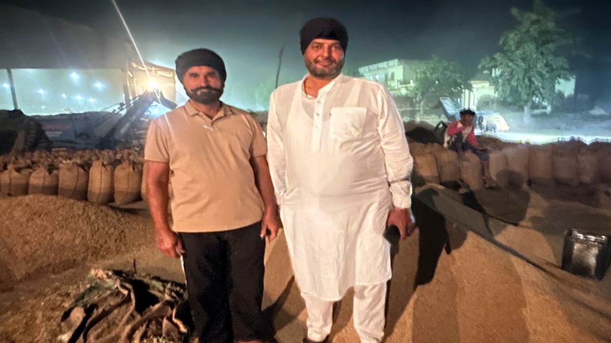 ਲੋਹੀਆਂ ‘ਚ ਬਿਨਾਂ ਬਿਜਲੀ ਤੋਂ ਤੋਲੀ ਜਾ ਰਹੀ ਹੈ ਝੋਨੇ ਦੀ ਫ਼ਸਲ : ਸੁਖਵਿੰਦਰ ਸਿੰਘ