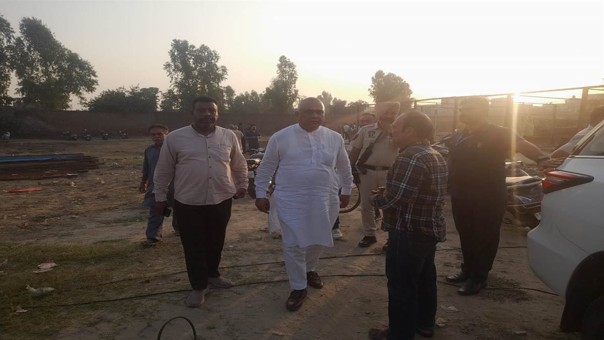 ਐੱਨਓਸੀ ਦੇ ਬਾਵਜੂਦ ਨਿਗਮ ਦੀ ਟੀਮ ਪਟਾਕਾ ਮਾਰਕੀਟ ਦਾ ਕੰਮ ਰੋਕਣ ਪੁੱਜੀ
