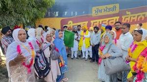 ਜੰਡਿਆਲਾ ਗੁਰੂ ਤੋਂ 70ਵੀਂ ਤੀਰਥ ਯਾਤਰਾ ਬੱਸ ਨੂੰ ਰਵਾਨਾ ਕੀਤਾ