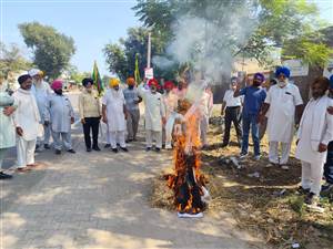 ਵੋਟਾਂ ਕੱਟਣ ਦੇ ਵਿਰੋਧ ’ਚ ਕਿਸਾਨ ਜਥੇਬੰਦੀਆਂ ਨੇ ਮੁੱਖ ਚੋਣ ਕਮਿਸ਼ਨਰ ਦਾ ਪੁਤਲਾ ਫੂਕਿਆ