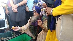 ਸਿੱਖ ਜਥੇਬੰਦੀਆਂ ਨੇ ਗਲੇ ਸੜੇ ਫ਼ਲਾਂ ਨਾਲ ਜੂਸ ਵੇਚਣ ਵਾਲੀ ਰੇਹੜੀ ਘੇਰੀ