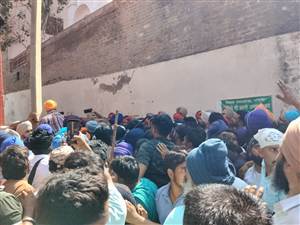 ਸਿਵਲ ਹਸਪਤਾਲ ਮਾਨਸਾ ’ਚ ਪੁਲਿਸ ਤੇ ਪਰਵਿੰਦਰ ਝੋਟਾ ਦੇ ਸਮਰਥਕਾਂ ’ਚ ਹੋਈ ਖਿੱਚ ਧੂਹ