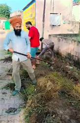 ਨੌਜਵਾਨਾਂ ਨੇ ਚੁੱਕਿਆ ਪਿੰਡ ਦੀ ਸਫ਼ਾਈ ਦਾ ਬੀੜਾ