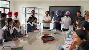 ਵਿੱਤ ਮੰਤਰੀ ਨੇ ਅਚਾਨਕ ਸਰਕਾਰੀ ਸਕੂਲ ਮਹਿਲਾਂ ਦੀ ਕੀਤੀ ਚੈਕਿੰਗ