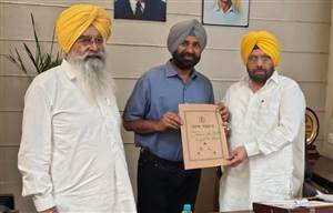 ਸ਼ਹੀਦੀ ਸਭਾ ਤੋਂ ਪਹਿਲਾਂ ਸੜਕਾਂ ਦੀ ਮੁਰੰਮਤ ਲਈ ਸੌਂਪਿਆ ਮੰਗ ਪੱਤਰ