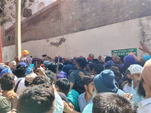 ਪਰਵਿੰਦਰ ਝੋਟਾ ਕਤਲ ਕਾਂਡ ਮਗਰੋਂ ਮਾਨਸਾ 'ਚ ਤਣਾਅ ਸਿਖ਼ਰਾਂ ’ਤੇ, ਮੋਰਚਰੀ ਦਾ ਗੇਟ ਖੋਲ੍ਹ ਕੇ ਅੰਦਰ ਦਾਖ਼ਲ ਹੋਏ ਲੋਕ; ਪੁਲਿਸ ਨਾਲ ਹੋਈ ਧੱਕਾ-ਮੁੱਕੀ