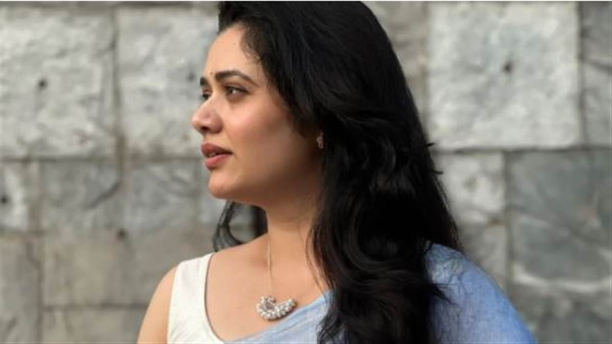 ਕੌਣ ਹੈ ਨੀਲੀ ਸਾੜੀ 'ਚ ਵਾਇਰਲ ਹੋਣ ਵਾਲੀ ਇਹ 37 ਸਾਲਾ ਔਰਤ, ਪੂਰਾ ਇੰਟਰਨੈੱਟ ਹੋਇਆ ਦੀਵਾਨਾ