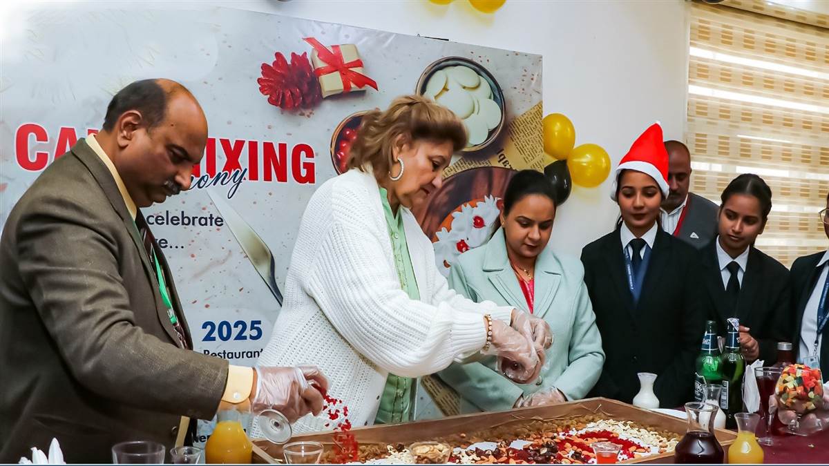 ਦੇਸ਼ ਭਗਤ ਯੂਨੀਵਰਸਿਟੀ ’ਚ ਕੇਕ ਮਿਕਸਿੰਗ ਸਮਾਰੋਹ