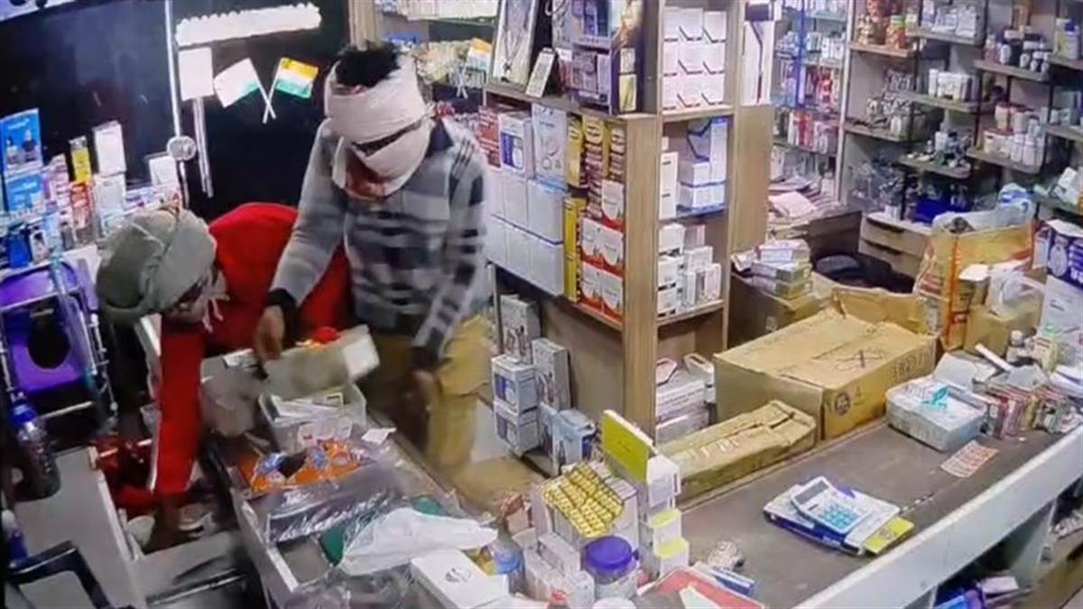 ਤਰਨਤਾਰਨ ਕੈਮਿਸਟ ਐਸੋਸੀਏਸ਼ਨ ਦੇ ਸ਼ਹਿਰੀ ਪ੍ਰਧਾਨ ਦੀ ਦੁਕਾਨ ’ਤੇ ਵੜੇ ਦੋ ਲੁਟੇਰੇ