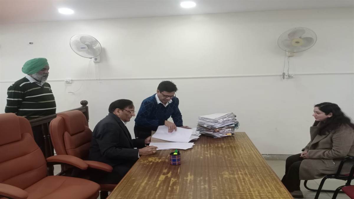 Mohali News : ਮੋਹਾਲੀ ਵਿਖੇ ਜ਼ਿਲ੍ਹਾ ਉਪਭੋਗਤਾ ਵਿਵਾਦ ਨਿਵਾਰਣ ਕਮਿਸ਼ਨ ਦੀ ਲੋਕ ਅਦਾਲਤ 'ਚ 38 ਕੇਸਾਂ ਦਾ ਨਿਪਟਾਰਾ, 3.54 ਕਰੋੜ ਰੁਪਏ ਤੋਂ ਵੱਧ ਦੇ ਐਵਾਰਡ ਪਾਸ