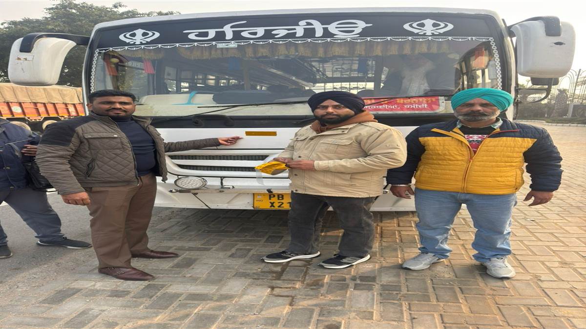 ਸੜਕ ਸੁਰੱਖਿਆ ਮਹੀਨੇ ਤਹਿਤ ਵਾਹਨਾਂ 'ਤੇ ਰਿਫਲੈਕਸ਼ਨ ਟੇਪਾਂ ਲਗਾਈਆਂ