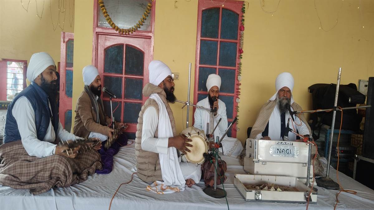 ਡੇਰਾ ਬਾਬਾ ਸੰਧਿਆ ਦਾਸ ਵਿਖੇ ਸੰਗਤ ਨੂੰ ਗੁਰੂ ਇਤਿਹਾਸ ਨਾਲ ਜੋੜਿਆ