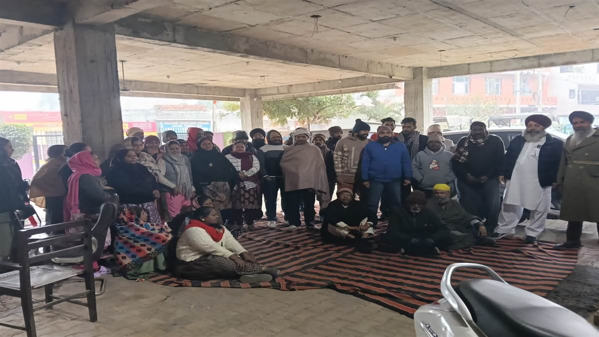 ਤਨਖਾਹਾਂ ਦੀ ਮੰਗ ਨੂੰ ਲੈ ਕੇ ਤੀਸਰੇ ਦਿਨ ਵੀ ਜ਼ਬਰਦਸਤ ਰੋਸ ਧਰਨਾ