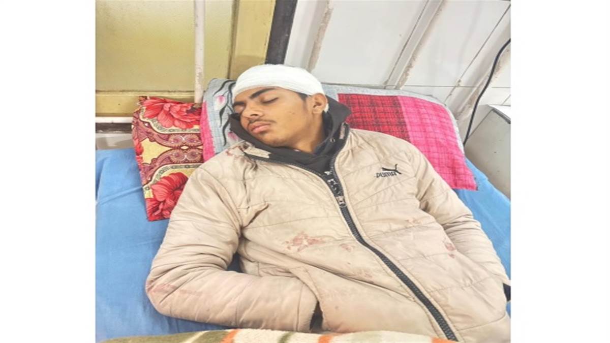 ਡੇਰਾਬੱਸੀ 'ਚ ਦਹਿਸ਼ਤ: ਪੈਟਰੋਲ ਪੰਪ 'ਤੇ ਨੌਜਵਾਨ 'ਤੇ ਤਲਵਾਰਾਂ ਨਾਲ ਜਾਨਲੇਵਾ ਹਮਲਾ, ਸਿਰ 'ਚ ਲੱਗੇ 10 ਟਾਂਕੇ