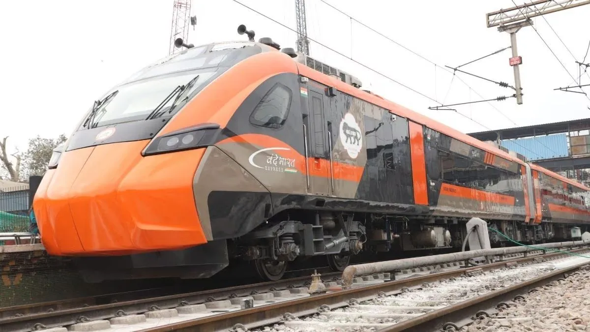 ਦੇਸ਼ ਦੀ ਪਹਿਲੀ ਵੰਦੇ ਭਾਰਤ ਸਲੀਪਰ ਟ੍ਰੇਨ ਜਲਦ ਹੀ ਉਤਰੇਗੀ ਟ੍ਰੈਕ 'ਤੇ; ਪੜ੍ਹੋ ਕਿੰਨਾ ਹੋਵੇਗਾ ਕਿਰਾਇਆ, ਰੂਟ ਤੇ ਖ਼ਾਸ ਸਹੂਲਤਾਂ
