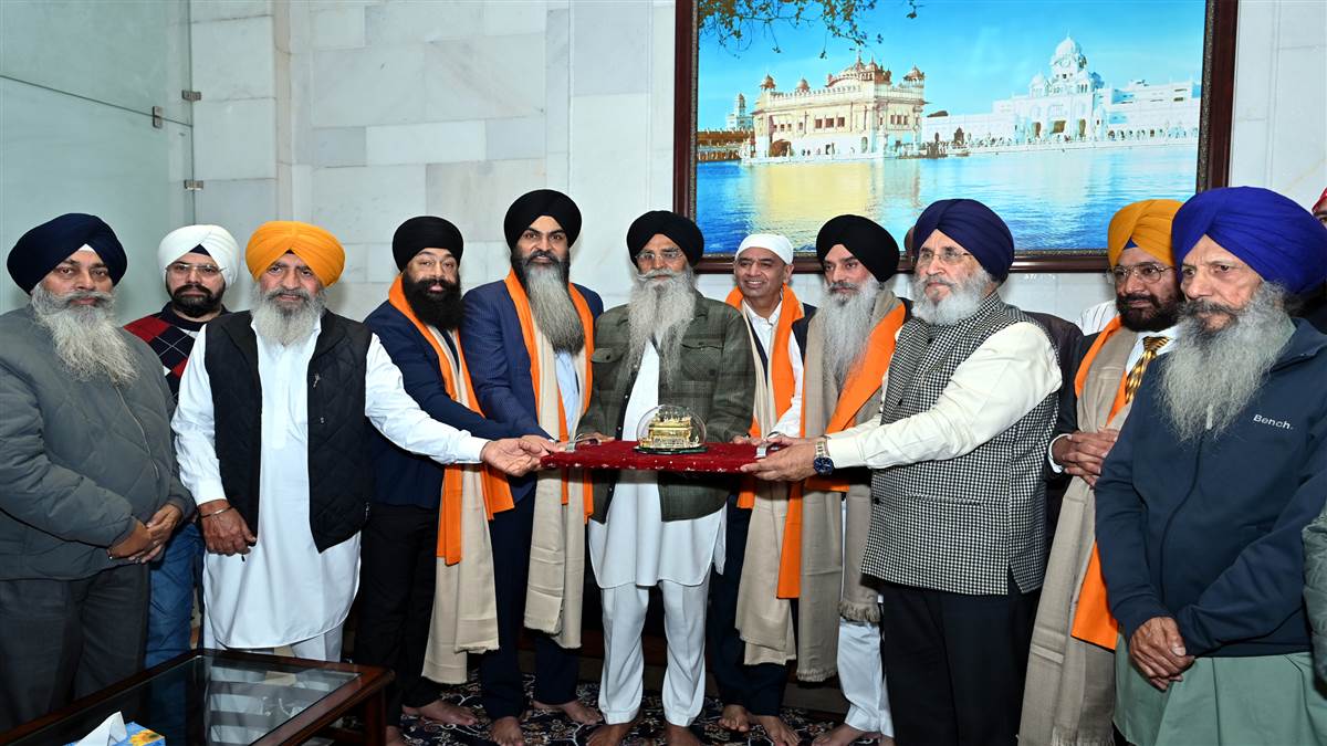 ਕੈਨੇਡਾ ਦੇ ਤਿੰਨ ਐੱਮਪੀਜ਼ ਸੱਚਖੰਡ ਸ੍ਰੀ ਹਰਿਮੰਦਰ ਸਾਹਿਬ ਵਿਖੇ ਨਤਮਸਤਕ