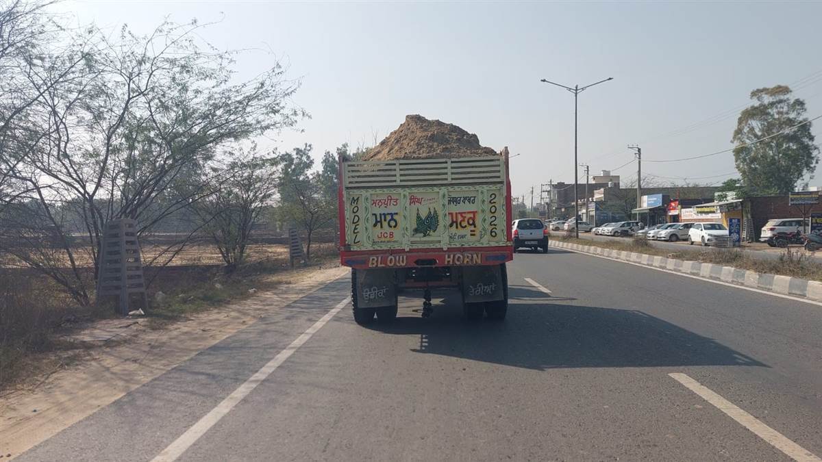 ਅਣਢੱਕੀਆਂ ਮਿੱਟੀ ਵਾਲੀਆਂ ਟਰਾਲੀਆਂ ਤੋਂ ਲੋਕ ਪਰੇਸ਼ਾਨ
