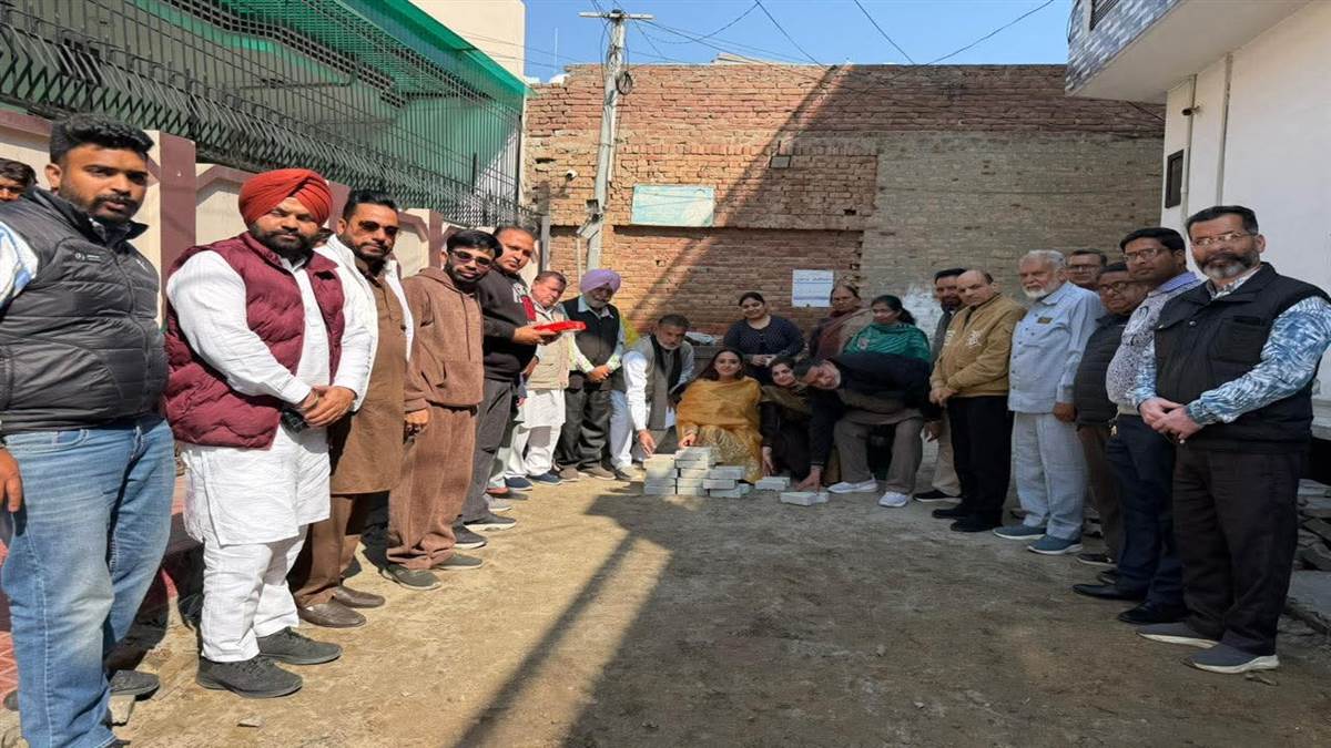 ਡਾ. ਅਰੋੜਾ ਵੱਲੋਂ ਇੰਟਰਲਾਕਿੰਗ ਟਾਈਲਾਂ ਲਾਉਣ ਦਾ ਉਦਘਾਟਨ