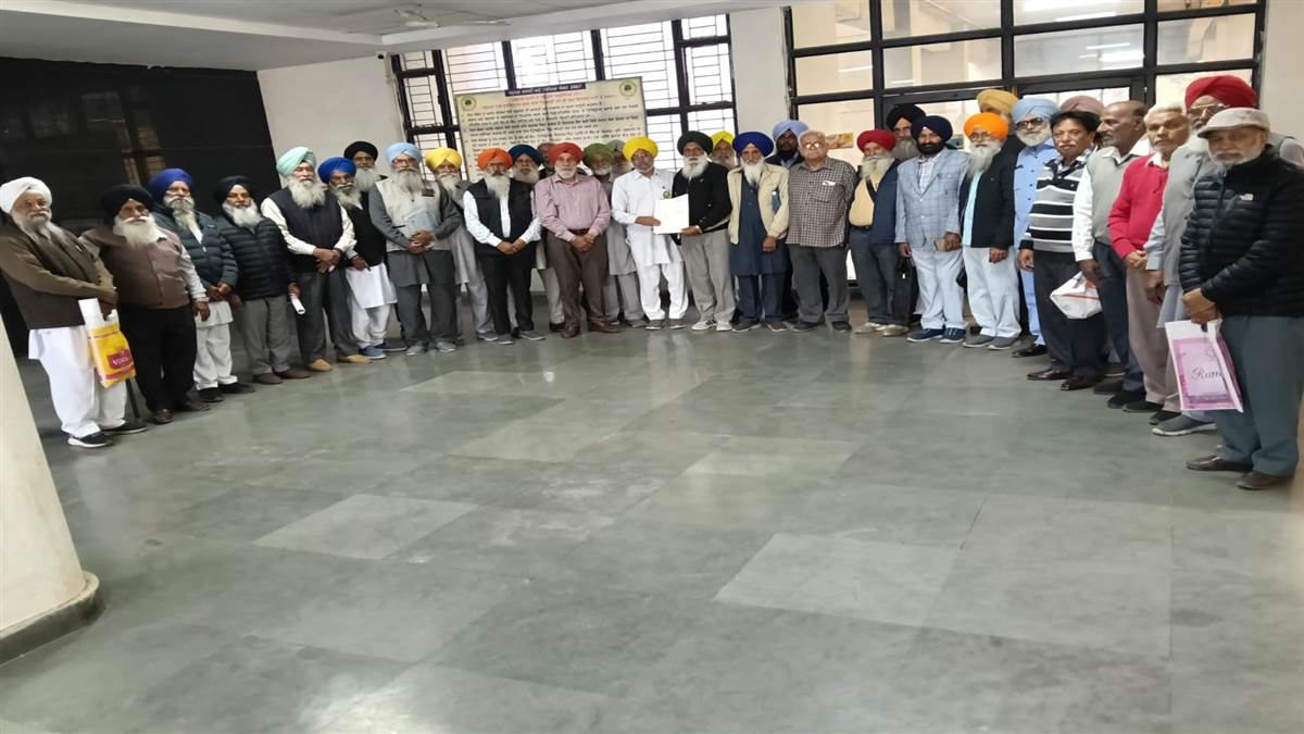 ਪੈਨਸ਼ਨਰ ਜੁਆਇੰਟ ਫਰੰਟ ਨੇ ਡੀਸੀ ਨੂੰ ਸੌਂਪਿਆ ਮੰਗ ਪੱਤਰ
