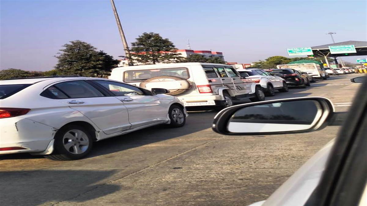 ਟੋਲ ਪਲਾਜਿਆਂ ’ਤੇ ਲੰਬੀਆਂ ਕਤਾਰਾਂ ਕਾਰਨ ਯਾਤਰੀ ਪਰੇਸ਼ਾਨ