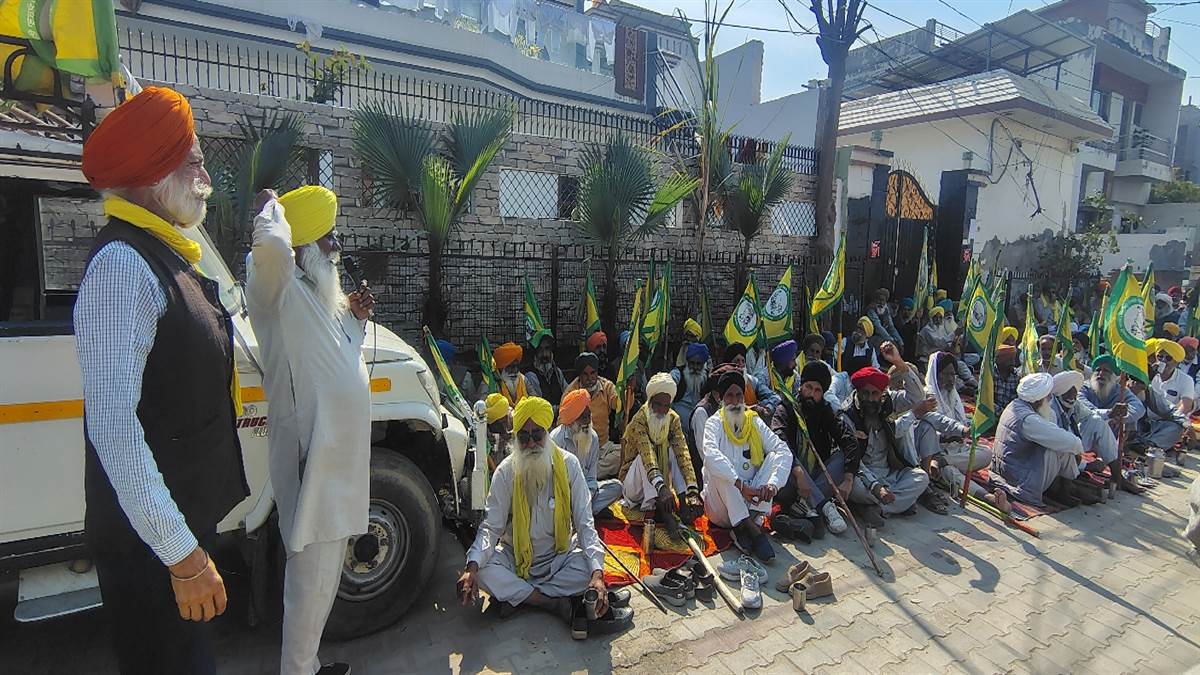 ਬੈਂਕ ਨੇ ਨੋਟਿਸ ਚਿਪਕਾ ਕੇ ਘਰ ਨੂੰ ਕੀਤਾ ਸੀਲ