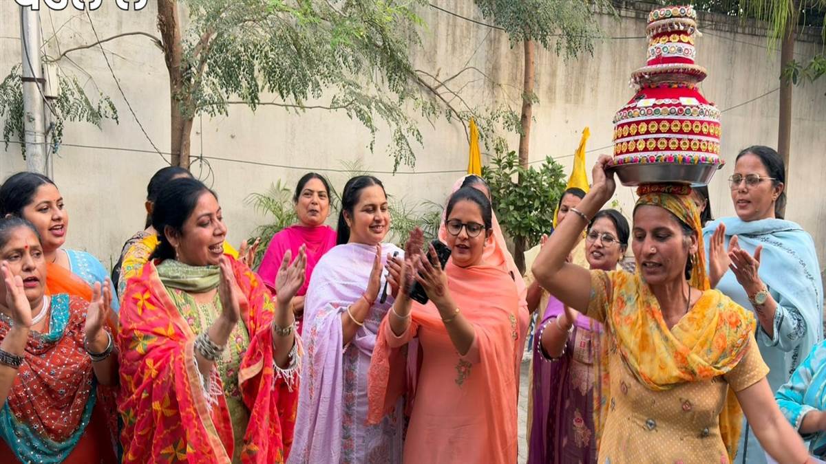ਮਾਵਾਂ-ਧੀਆਂ ਸਤਿਕਾਰ ਯੋਜਨਾ ਦੀ ਖੁਸ਼ੀ ’ਚ ਔਰਤਾਂ ਨੇ ਜਾਗੋ ਕੱਢ ਕੇ ਖੁਸ਼ੀ ਮਨਾਈ