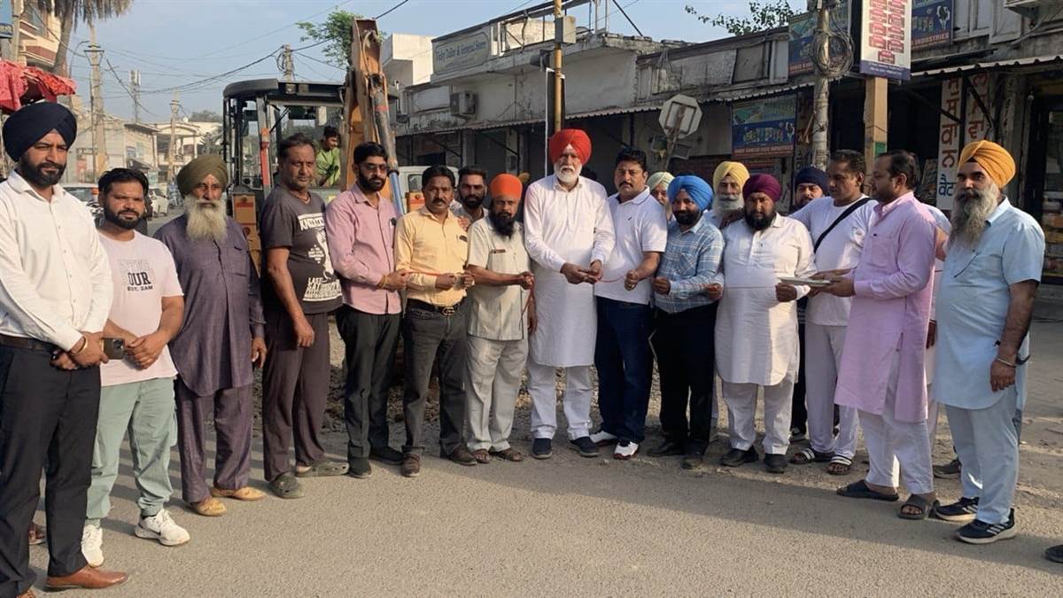 ਪਵਿੱਤਰ ਨਗਰੀ ’ਚ ਸੜਕ ਦਾ ਨਿਰਮਾਣ ਕਾਰਜ ਸ਼ੁਰੂ