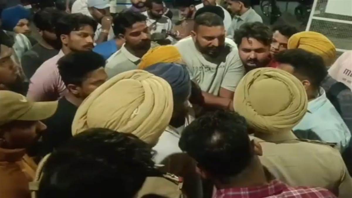 ਥਾਰ ਨੇ ਮਾਰੀ ਟੱਕਰ, ਮੋਟਰਸਾਈਕਲ ਚਾਲਕ ਦੀ ਮੌਤ, ਪਰਿਵਾਰ ਵੱਲੋਂ ਧਰਨਾ