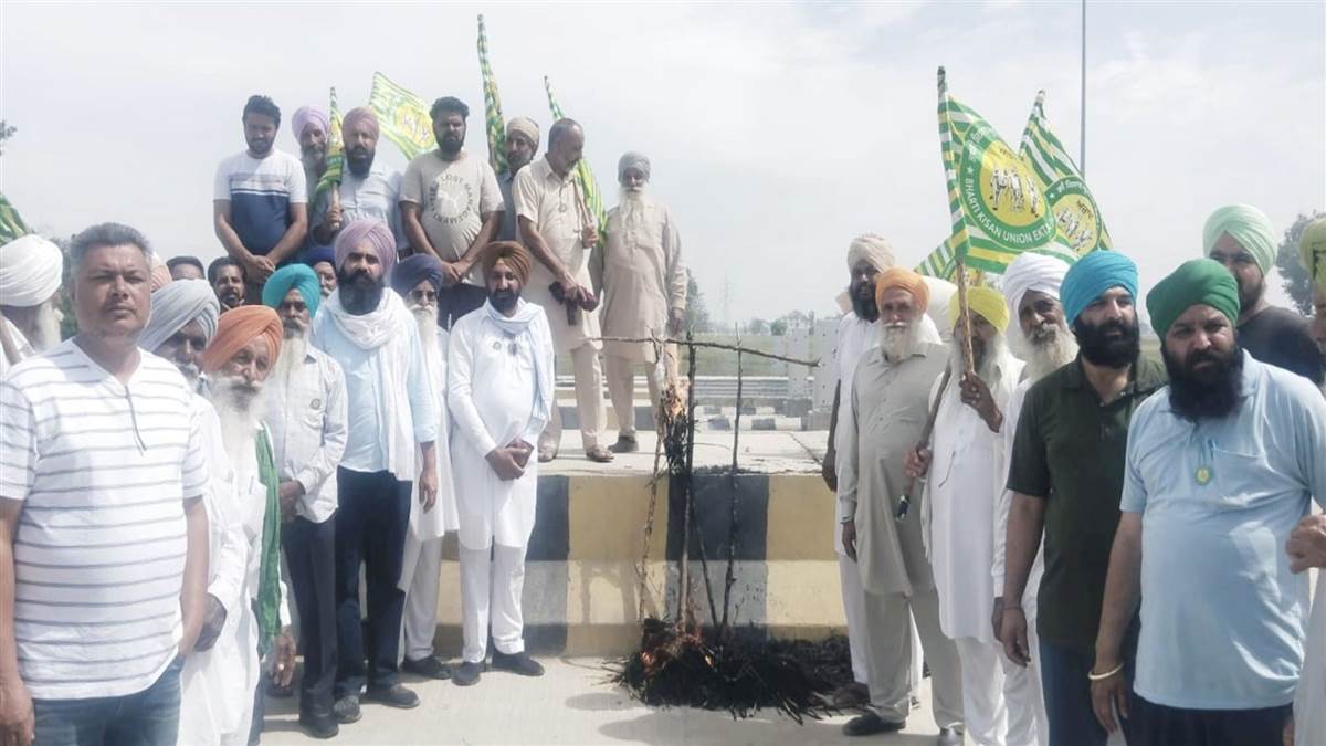 ਬੀਕੇਯੂ ਏਕਤਾ ਆਜ਼ਾਦ ਨੇ ਖੇਤੀ ਵਪਾਰ ਸਮਝੌਤੇ ਦੇ ਵਿਰੋਧ ’ਚ ਪੁਤਲੇ ਫੂਕੇ