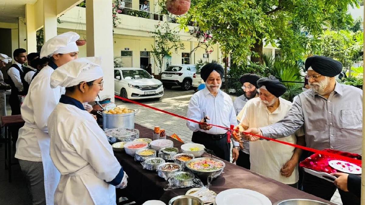 ਹੋਟਲ ਮੈਨੇਜਮੈਂਟ ਵਿਭਾਗ ਵੱਲੋਂ ਭਾਰਤੀ ਸਟ੍ਰੀਟ ਫੂਡ ਸਟਾਲ ਲਗਾਇਆ