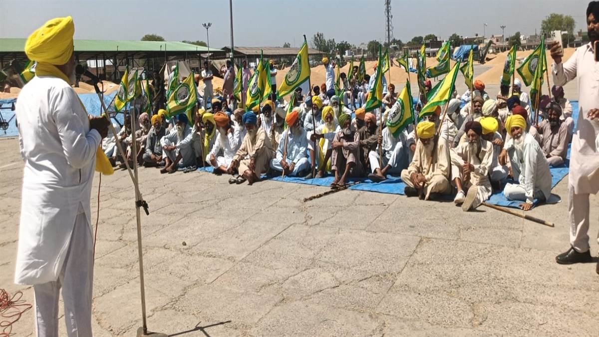 ਕਣਕ ਦੀ ਖ਼ਰੀਦ ਨਾ ਹੋਣ ਤੋਂ ਨਰਾਜ਼ ਕਿਸਾਨਾਂ ਨੇ ਲਾਇਆ ਧਰਨਾ