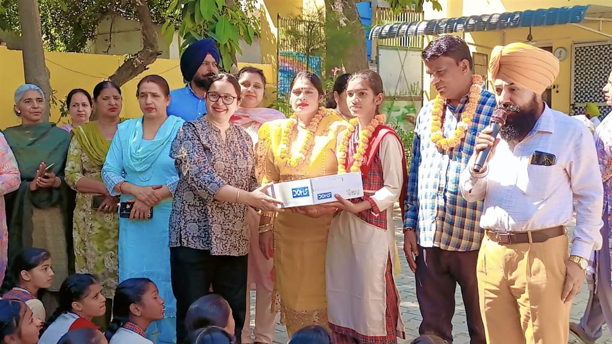 ਹੋਣਹਾਰ ਵਿਦਿਆਰਥਣ ਅੰਸ਼ੂ ਕੁਮਾਰੀ ਤੇ ਮਾਪਿਆਂ ਦਾ ਕੀਤਾ ਸਨਮਾਨ