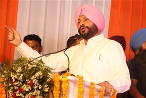 ਰਵਨੀਤ ਬਿੱਟੂ ਹਵਾਈ ਜਹਾਜ਼ ਰਾਹੀਂ ਅੰਮ੍ਰਿਤਸਰ ਪੁੱਜੇ, ਸਪੈਸ਼ਲ ਰੇਲਗੱਡੀ ਰਾਹੀਂ ਵਾਪਸੀ