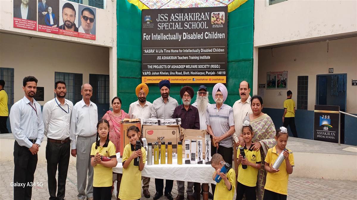 ਆਸ਼ਾ ਕਿਰਨ ਸਕੂਲ ’ਚ ਲੰਗਰ ਲਗਾਇਆ, ਵਿਸ਼ੇਸ਼ ਬੱਚਿਆਂ ਨੂੰ ਪਾਣੀ ਦੀਆਂ ਬੋਤਲਾਂ ਭੇਟ