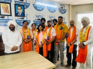 ਵਿਰੋਧੀਆਂ ਨੂੰ ਸਤਾਉਣ ਲੱਗੀ ਵੋਟ ਬੈਂਕ ਦੀ ਚਿੰਤਾ : ਚੱਪੜਚਿੜੀ ਖੁਰਦ ਦੀ ਸਰਪੰਚ ਸਣੇ ਵੱਡੀ ਗਿਣਤੀ ਨੌਜਵਾਨ 'ਆਮ ਆਦਮੀ ਪਾਰਟੀ' 'ਚ ਸ਼ਾਮਲ