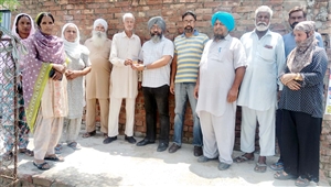 ਕੌਂਸਲਰ ਨਰਿੰਦਰਪਾਲ ਸਿੰਘ ਰਾਮੇਆਣਾ ਨੇ ਵੰਡੇ ਰਾਸ਼ਨ ਕਾਰਡ