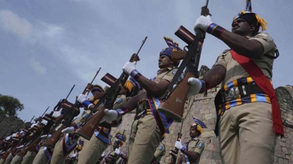 1082 policemen honored for gallantry and excellent service on Independence Day 347 police medals for gallantry