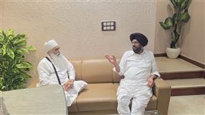 ਗਿਆਨੀ ਰਘਬੀਰ ਸਿੰਘ ਨੂੰ ਮਿਲੇ ਵਿਧਾਇਕ ਧਾਲੀਵਾਲ, ਪੁੱਛਿਆ ਹਾਲ-ਚਾਲ