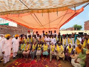 ਵੱਖ ਵੱਖ ਪਾਰਟੀਆਂ ਛੱਡ 32 ਪਰਿਵਾਰ ਆਮ ਆਦਮੀ ਪਾਰਟੀ ’ਚ ਹੋਏ ਸ਼ਾਮਲ
