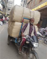 ‘ਯਮਰਾਜ’ ਬਣ ਕੇ ਦੌੜ ਰਹੇ ਜੁਗਾੜੂ ਰੇਹੜੇ ਦੇ ਰਹੇ ਹਾਦਸੇ ਨੂੰ ਸੱਦਾ