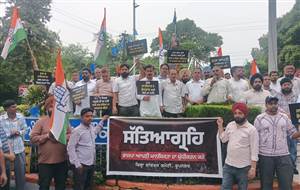 ਖੜਗੇ ਦੇ ਅਪਮਾਨ ਦੇ ਵਿਰੋਧ ’ਚ ਵਿਸ਼ਾਲ ਰੋਸ ਮਾਰਚ ਕੱਢਿਆ
