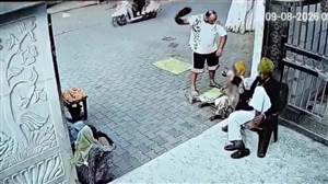 ਸ਼ਰਮਸਾਰ ਘਟਨਾ : ਕਪੂਰਥਲਾ ’ਚ ਮੰਦਰ ਦੇ ਬਾਹਰ ਗ਼ਰੀਬ ਔਰਤ ਨੂੰ ਚੱਪਲਾਂ ਨਾਲ ਕੁੱਟਿਆ, ਵੀਡੀਓ ਵਾਇਰਲ ਹੁੰਦਿਆਂ ਹੀ ਪੁਲਿਸ ਨੇ ਲਿਆ ਖ਼ੁਦ ਨੋਟਿਸ