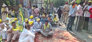 ਕਿਸਾਨਾਂ ਨੇ ਪ੍ਰਬੰਧਕੀ ਕੰਪਲੈਕਸ ਦਾ ਕੀਤਾ ਘਿਰਾਓ, ਕੰਪਲੈਕਸ ਦੇ ਤਿੰਨੇ ਗੇਟਾਂ ਅੱਗੇ ਲਾਏ ਧਰਨੇ