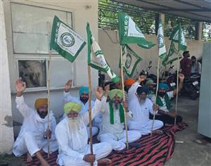 ਬਿਜਲੀ ਕੱਟਾਂ ਦੇ ਵਿਰੋਧ ਵਿਚ ਲੱਖੋਵਾਲ ਯੂਨੀਅਨ ਨੇ ਘੇਰਿਆ ਐਕਸੀਅਨ ਦਫ਼ਤਰ