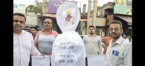 ਬਿਜਲੀ ਕੱਟਾਂ ਤੋਂ ਤੰਗ ਆ ਕੇ ਕਾਂਗਰਸ ਨੇ ਲਾਇਆ ਧਰਨਾ