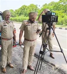 ਸੜਕੀ ਨਿਯਮਾਂ ਦੀ ਪਾਲਣਾ ਨਾ ਕਰਨ ਵਾਲੇ ਤਿੰਨ ਦਰਜਨ ਤੋਂ ਵੱਧ ਵਾਹਨਾਂ ਦੇ ਚਲਾਨ